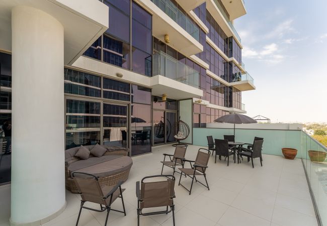 Ferienwohnung in Dubai - Riesige Terrasse | Blick auf die Gemeinschaft und die Skyline