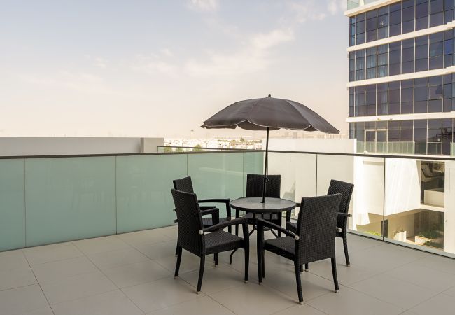 Ferienwohnung in Dubai - Riesige Terrasse | Blick auf die Gemeinschaft und die Skyline