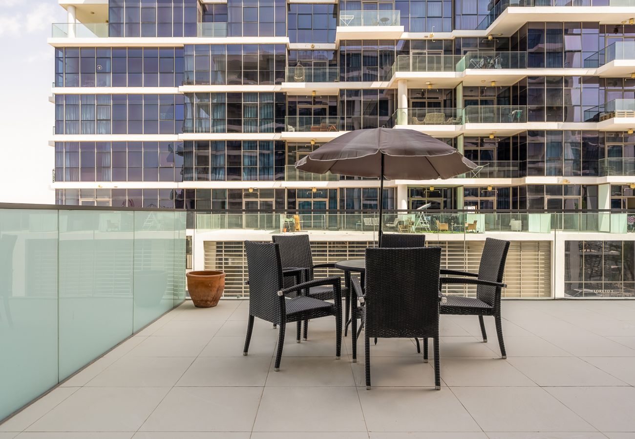 Ferienwohnung in Dubai - Riesige Terrasse | Blick auf die Gemeinschaft und die Skyline