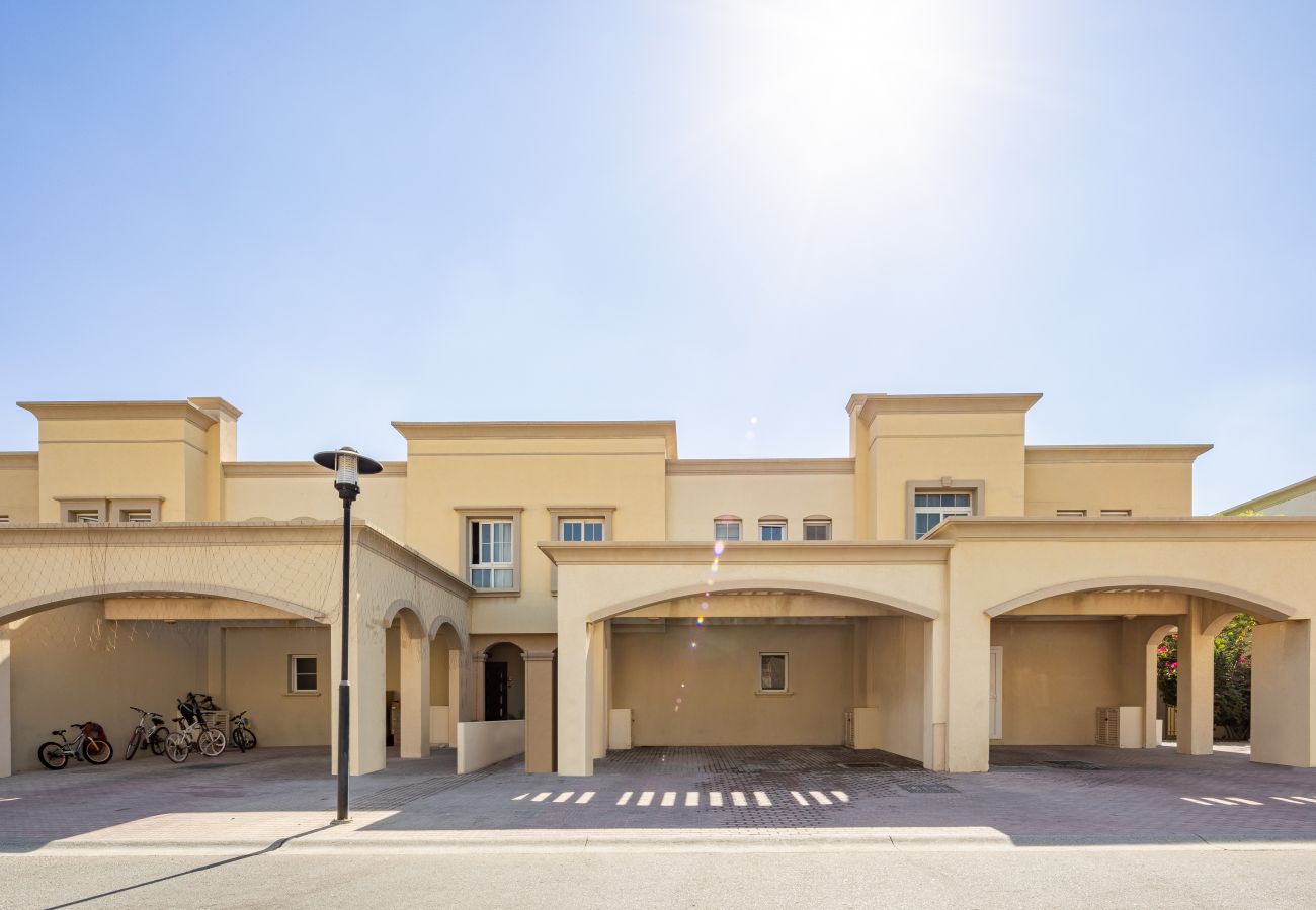 Villa in Dubai -  Riesig | Neu möbliert | Garten