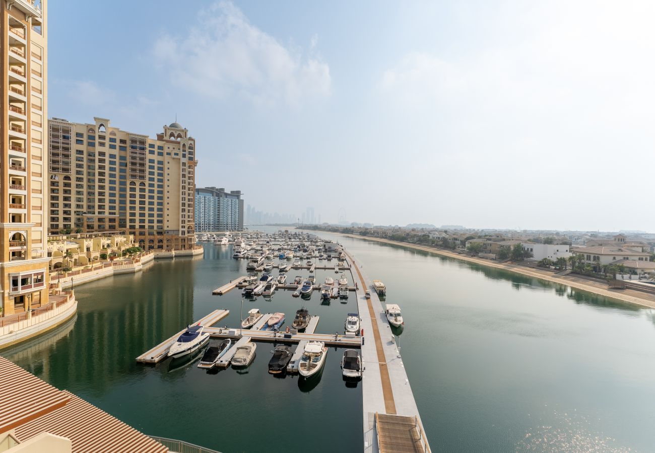 Studio in Dubai - Blick auf die Yacht und die Skyline von Dubai | Leben am Wasser