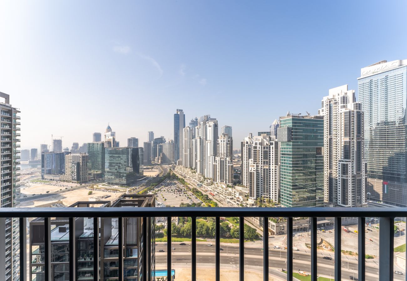 Ferienwohnung in Dubai - Chic 1BR | Stunning City & Pool View | Central