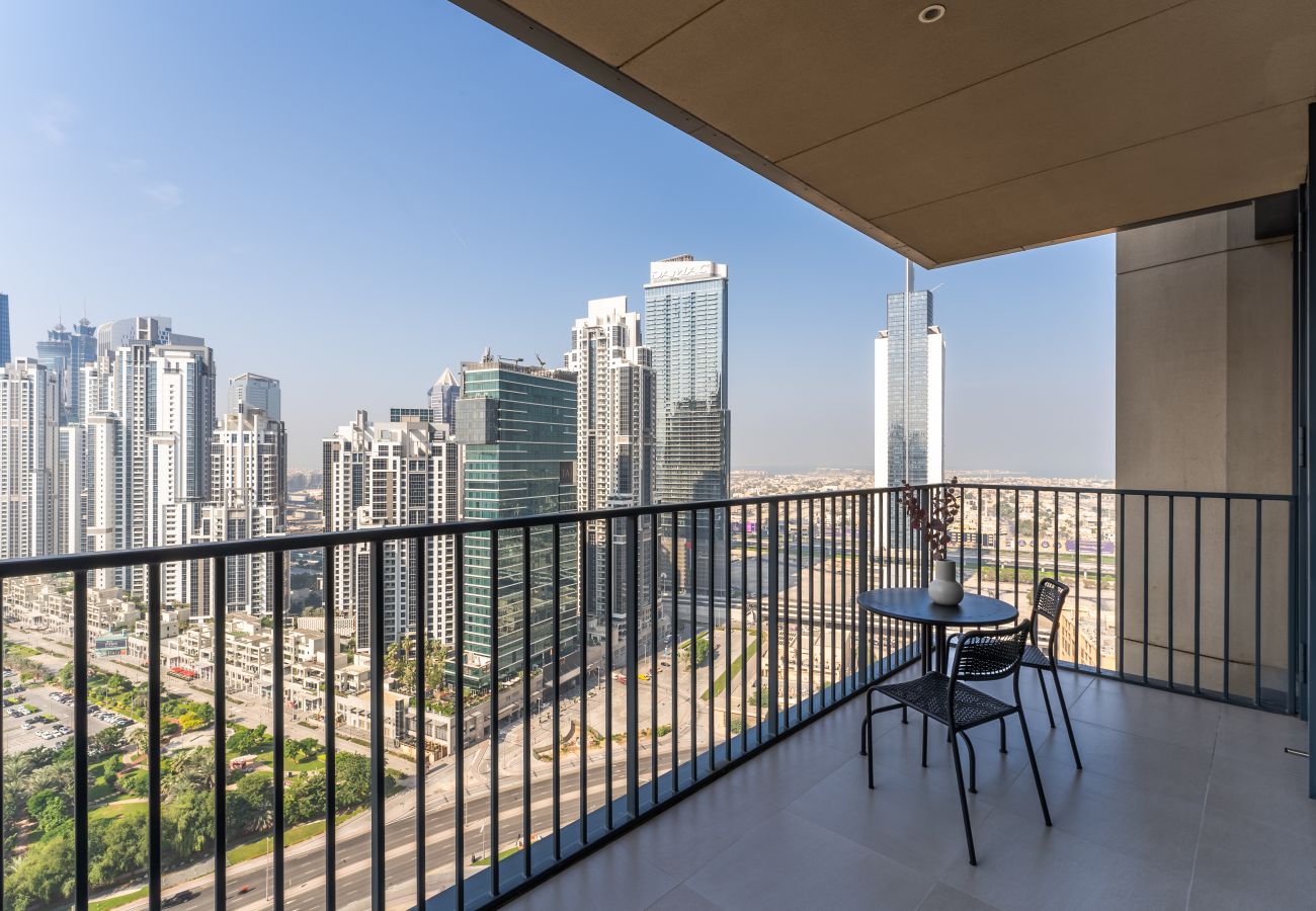 Ferienwohnung in Dubai - Chic 1BR | Stunning City & Pool View | Central