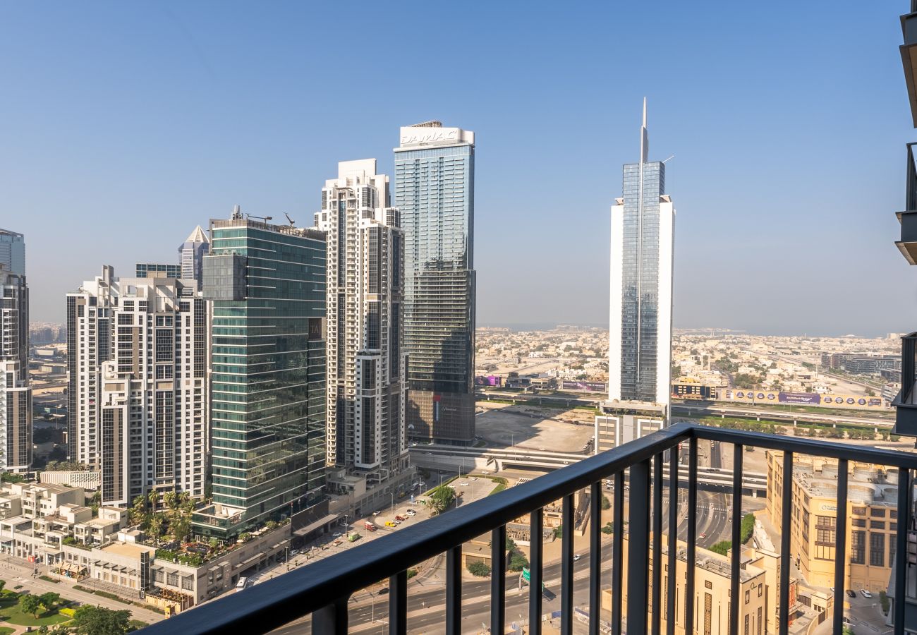 Ferienwohnung in Dubai - Chic 1BR | Stunning City & Pool View | Central