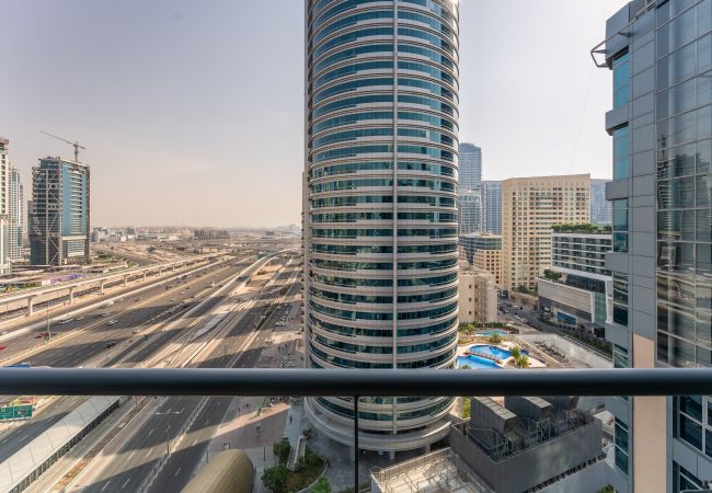 Ferienwohnung in Dubai - In der Nähe der U-Bahn-Station | Geräumig | Lebendiger Lebensstil