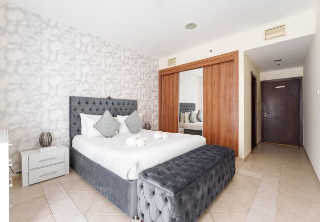 Ferienwohnung in Dubai - Blick auf das Arabische Meer | Obergeschoss | Riesiges 1 Schlafzimmer