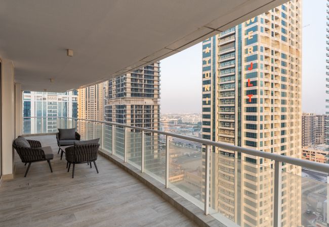 Ferienwohnung in Dubai - Luxuriöse 3BR | Privater Whirlpool | Bedienstetenkammer