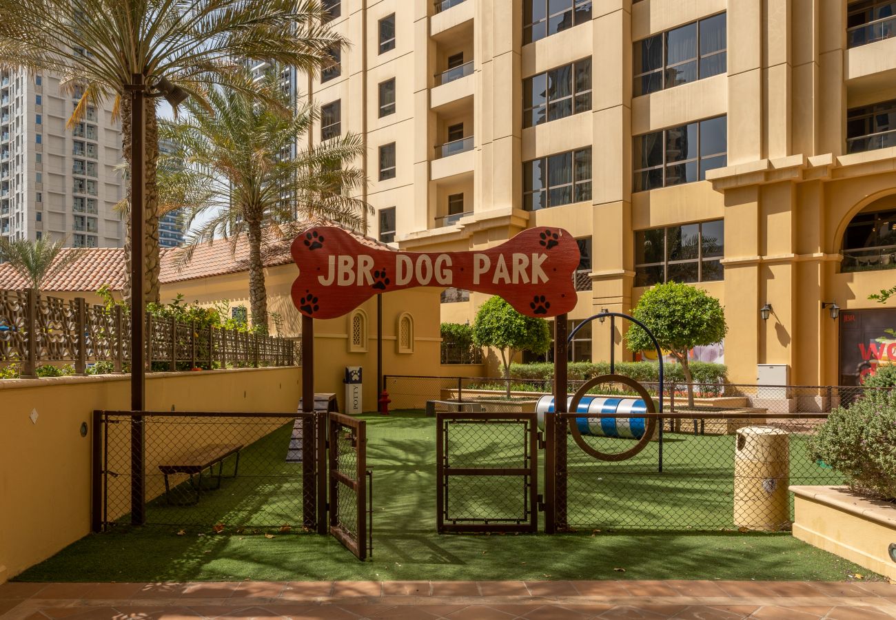 Ferienwohnung in Dubai - Spacious 2BR | Well-connected | Tranquil