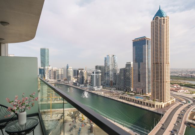 Ferienwohnung in Dubai - Premium 1BR | Blick auf den Dubai-Kanal und die Skyline