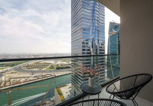 Ferienwohnung in Dubai - Premium 1BR | Blick auf den Dubai-Kanal und die Skyline