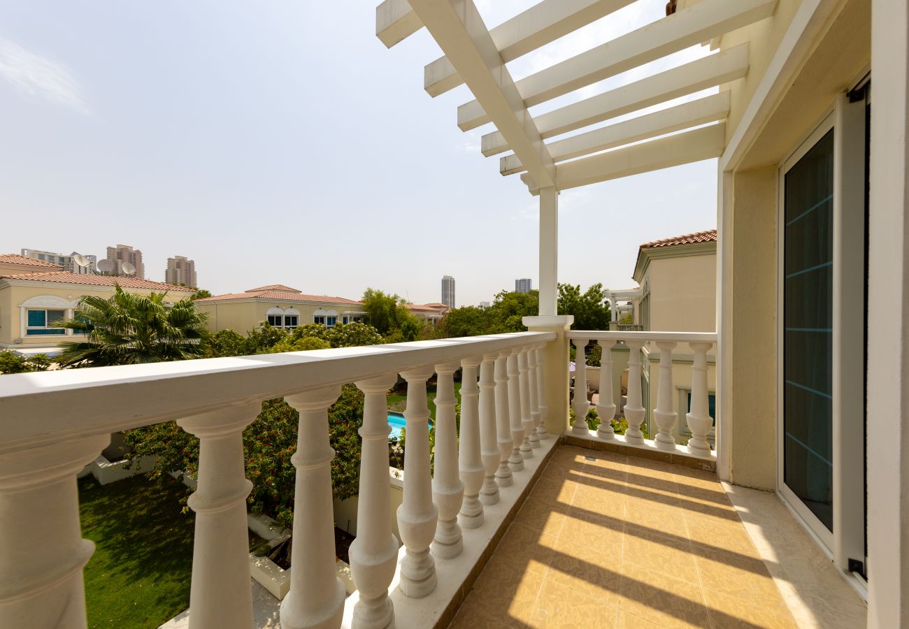 Villa in Dubai - Best for Family | Spacious | Private Garden