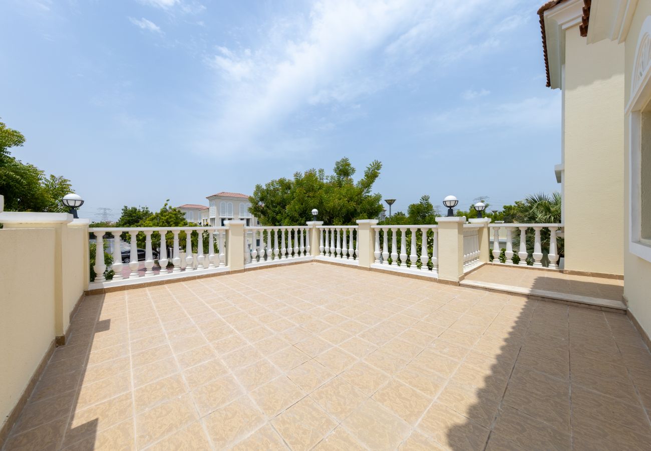 Villa in Dubai - Best for Family | Spacious | Private Garden