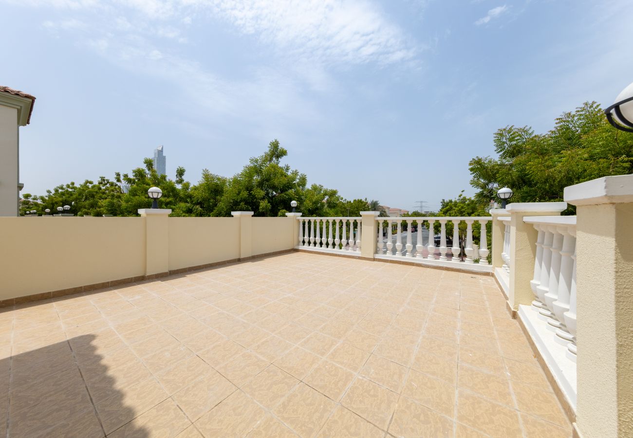 Villa in Dubai - Best for Family | Spacious | Private Garden