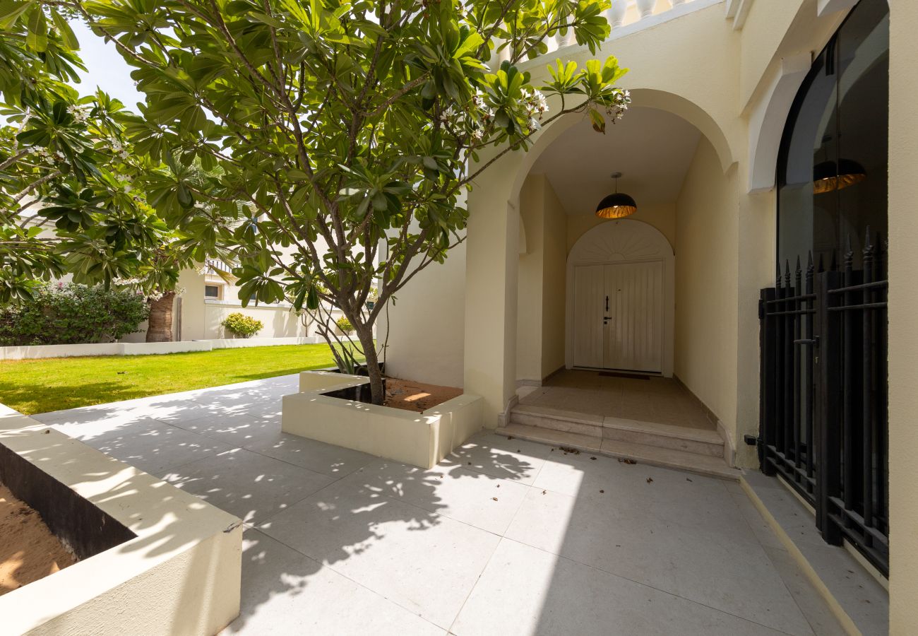 Villa in Dubai - Best for Family | Spacious | Private Garden