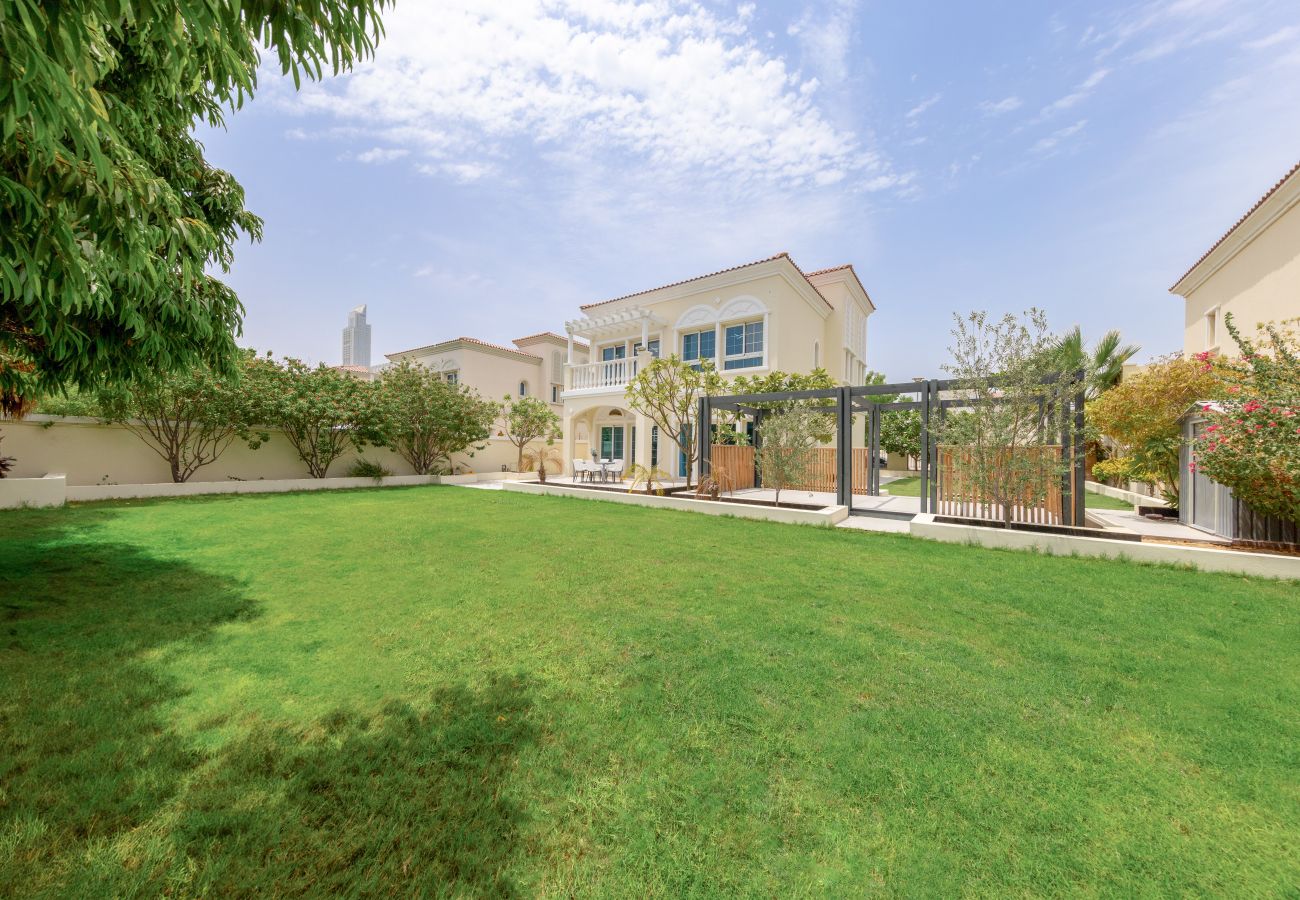 Villa in Dubai - Best for Family | Spacious | Private Garden