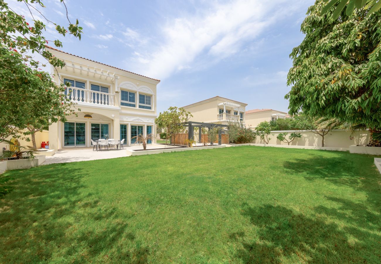 Villa in Dubai - Best for Family | Spacious | Private Garden