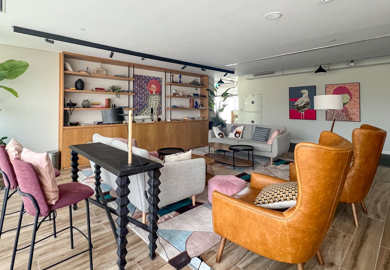 Ferienwohnung in Dubai - Chic & Vibrant Furnishings | Great Neighbourhood