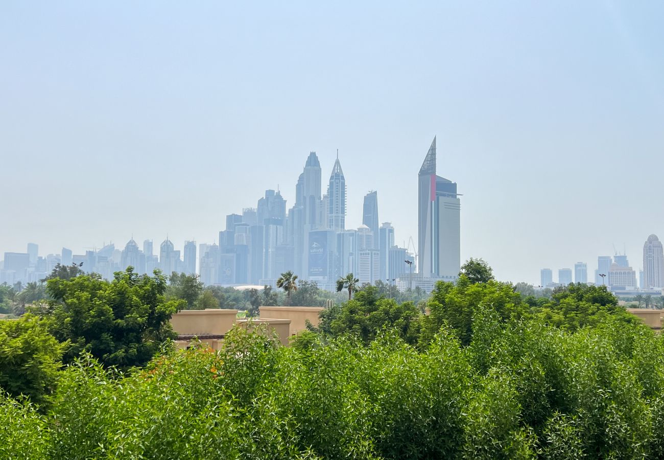 Ferienwohnung in Dubai - Charming Views | Tranquil | Near Golf Course 