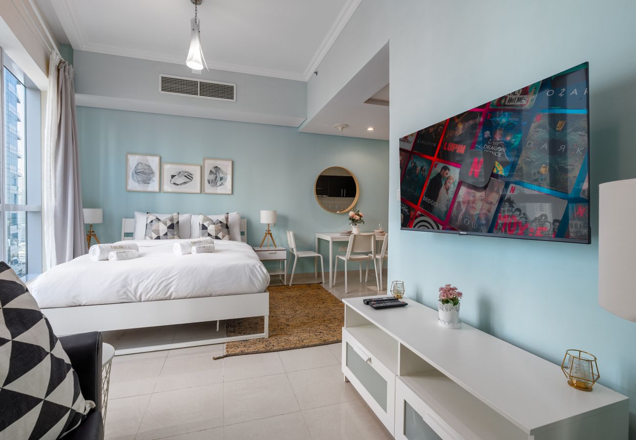 Ferienwohnung in Dubai - Direct Access to Marina Promenade | Vibrant Studio