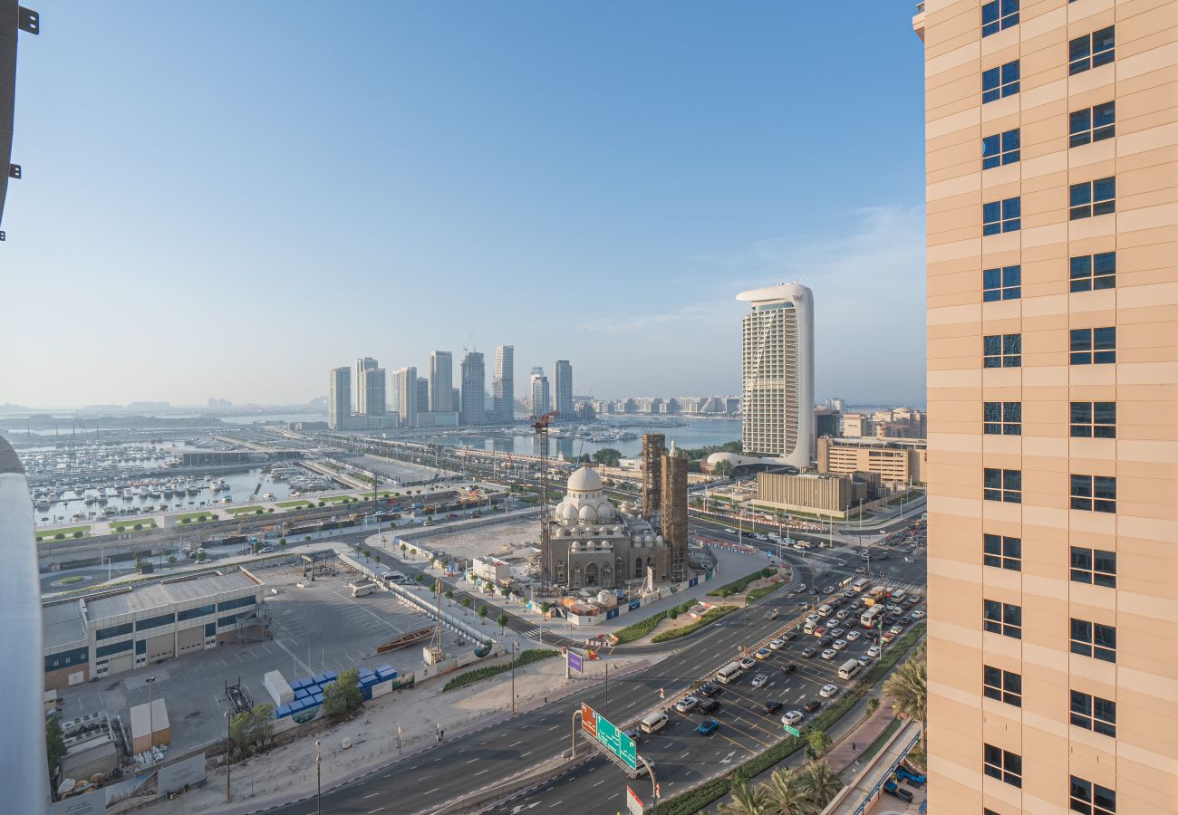 Ferienwohnung in Dubai - Bright and Spacious | Central | Marina View