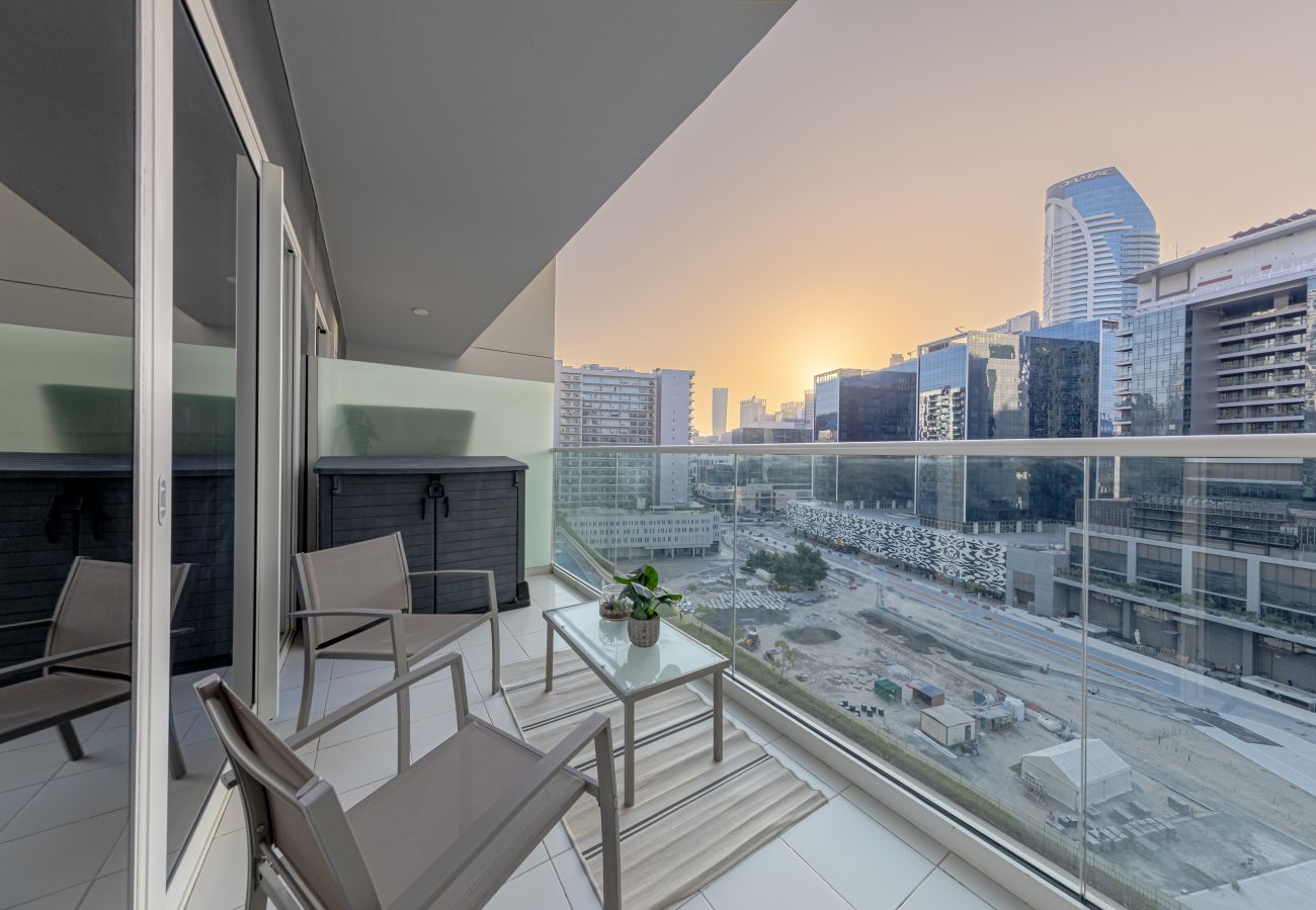 Ferienwohnung in Dubai - Pool View | Near Burj Khalifa | Contemporary