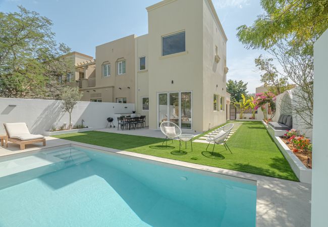 Villa in Dubai - Fully Renovated | Garden and Pool | Brand New