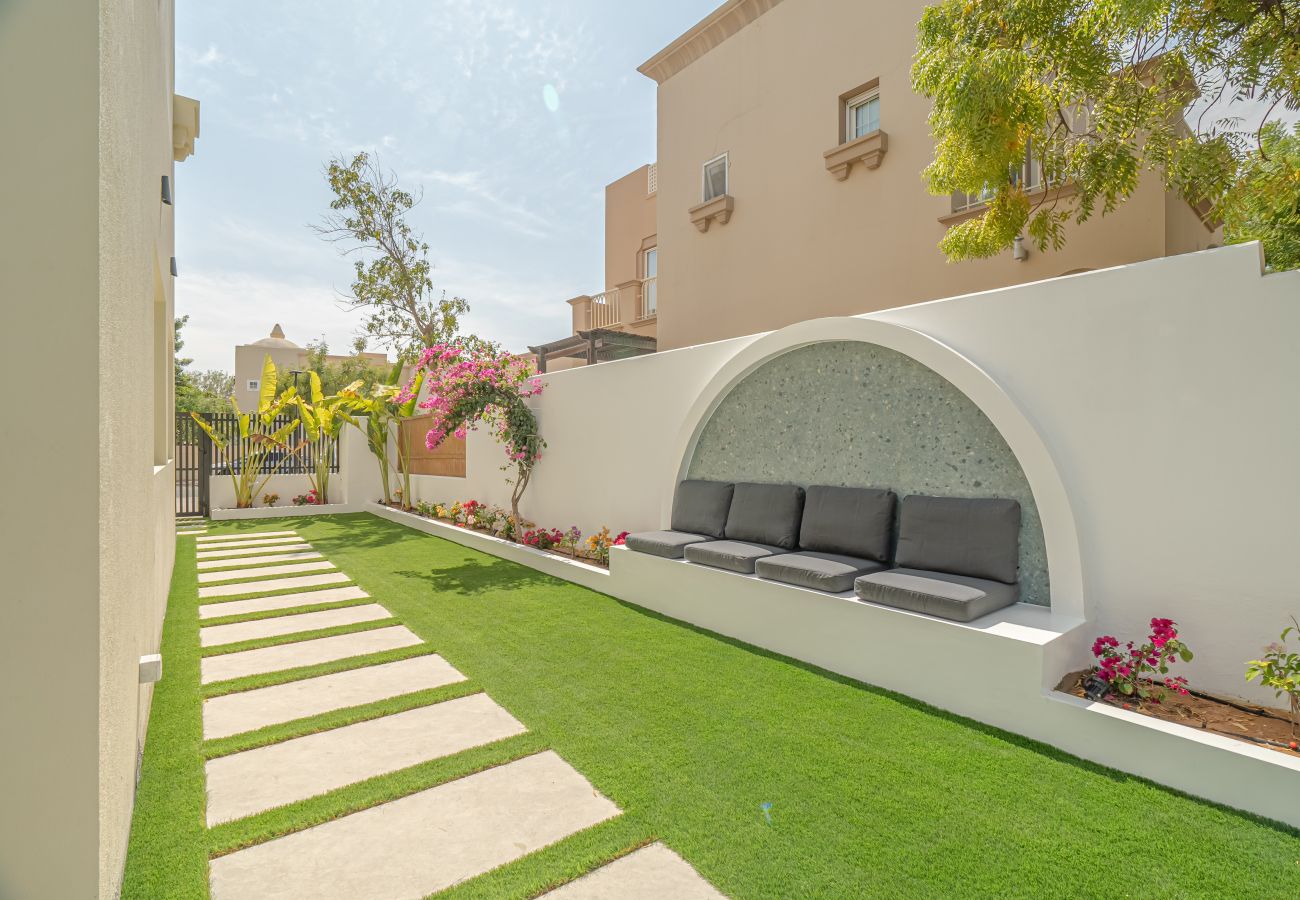 Villa in Dubai - Fully Renovated | Garden and Pool | Brand New