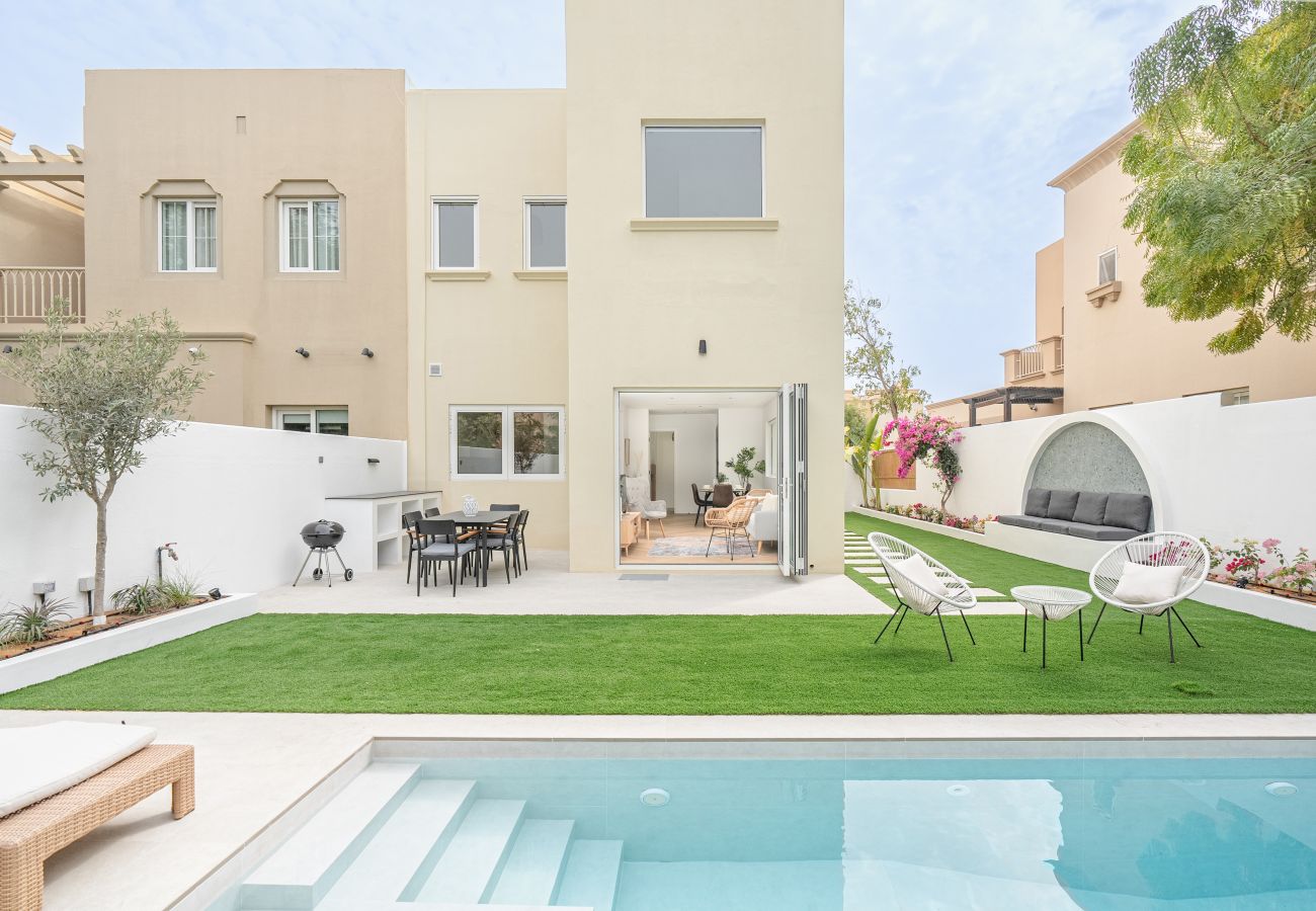 Villa in Dubai - Fully Renovated | Garden and Pool | Brand New