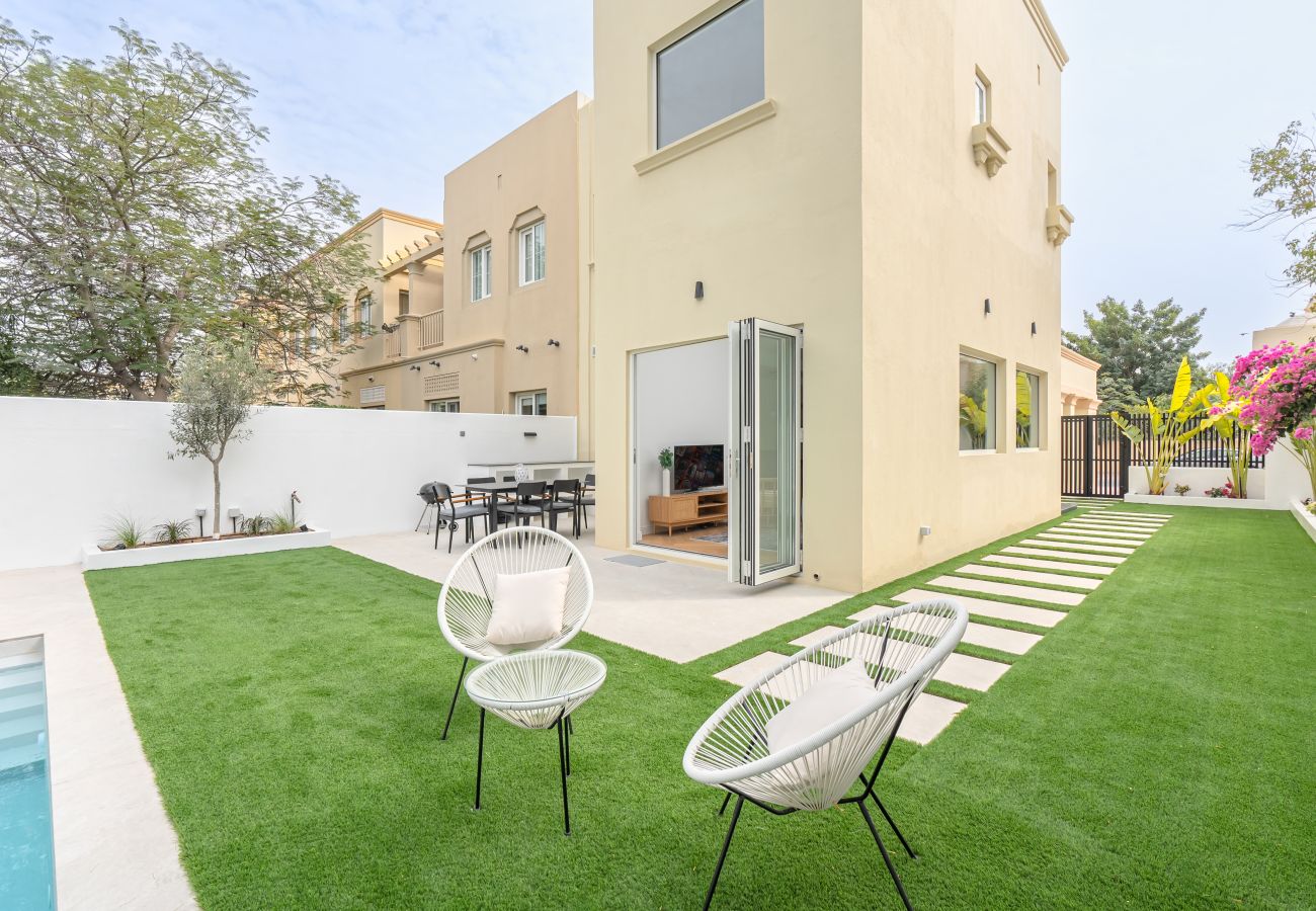 Villa in Dubai - Fully Renovated | Garden and Pool | Brand New