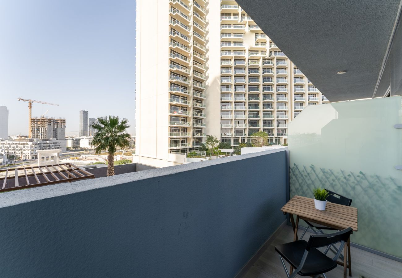 Estudio en Dubai - Muebles Modernos | Balcón | Espacioso