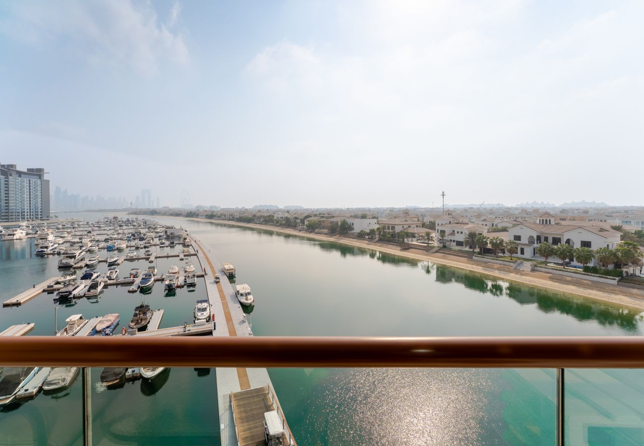 Estudio en Dubai - Yate y vista del horizonte de Dubái | Vida frente al mar