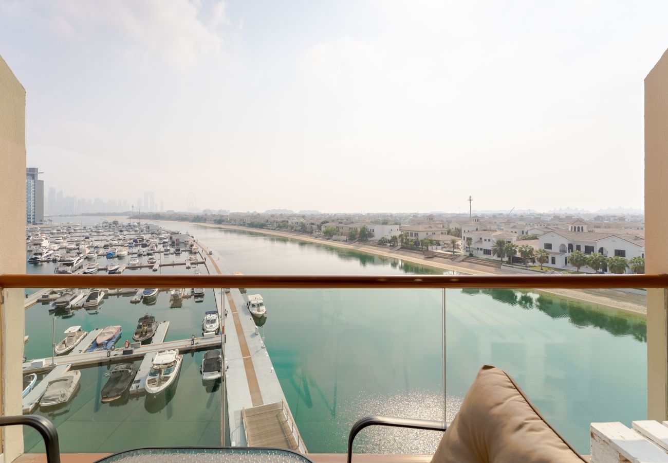 Estudio en Dubai - Yate y vista del horizonte de Dubái | Vida frente al mar