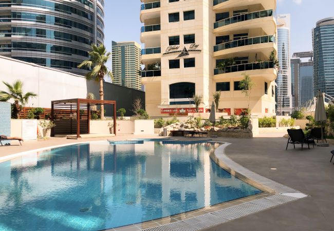 Apartamento en Dubai - Cerca del Metro | Recién Amueblado | Enorme