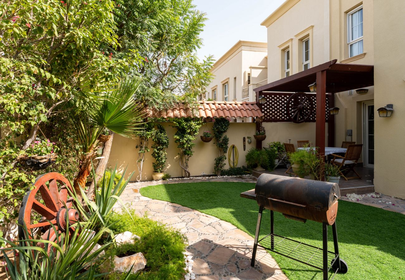 Villa en Dubai - Villa tranquila | Jardín | Comunidad cerrada