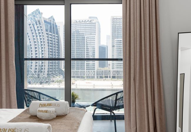 Apartamento en Dubai - Piscina espectacular y vista al canal de Dubái | Sofisticado