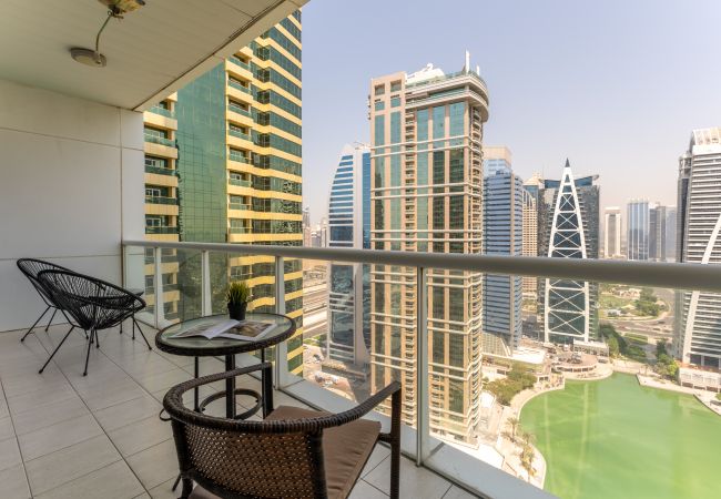 Apartamento en Dubai - Cerca del Metro | Gran vista al lago | Encantador