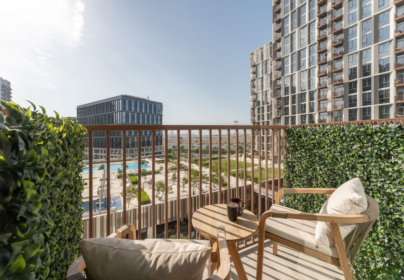 Apartamento en Dubai - Stunning Pool View | Near Park | Upscale Retreat 