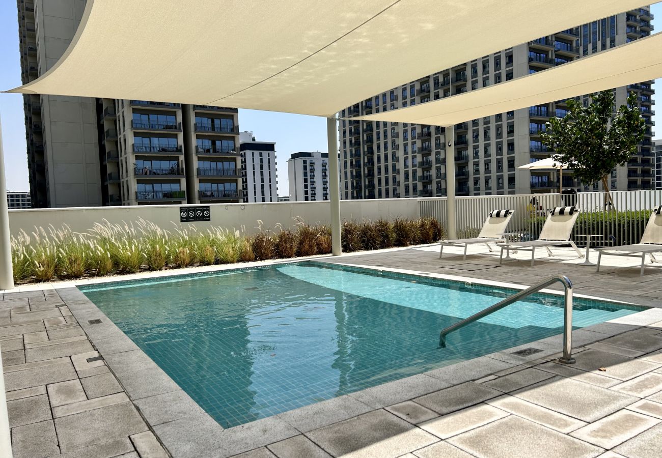 Apartamento en Dubai - Stunning Pool View | Near Park | Upscale Retreat 