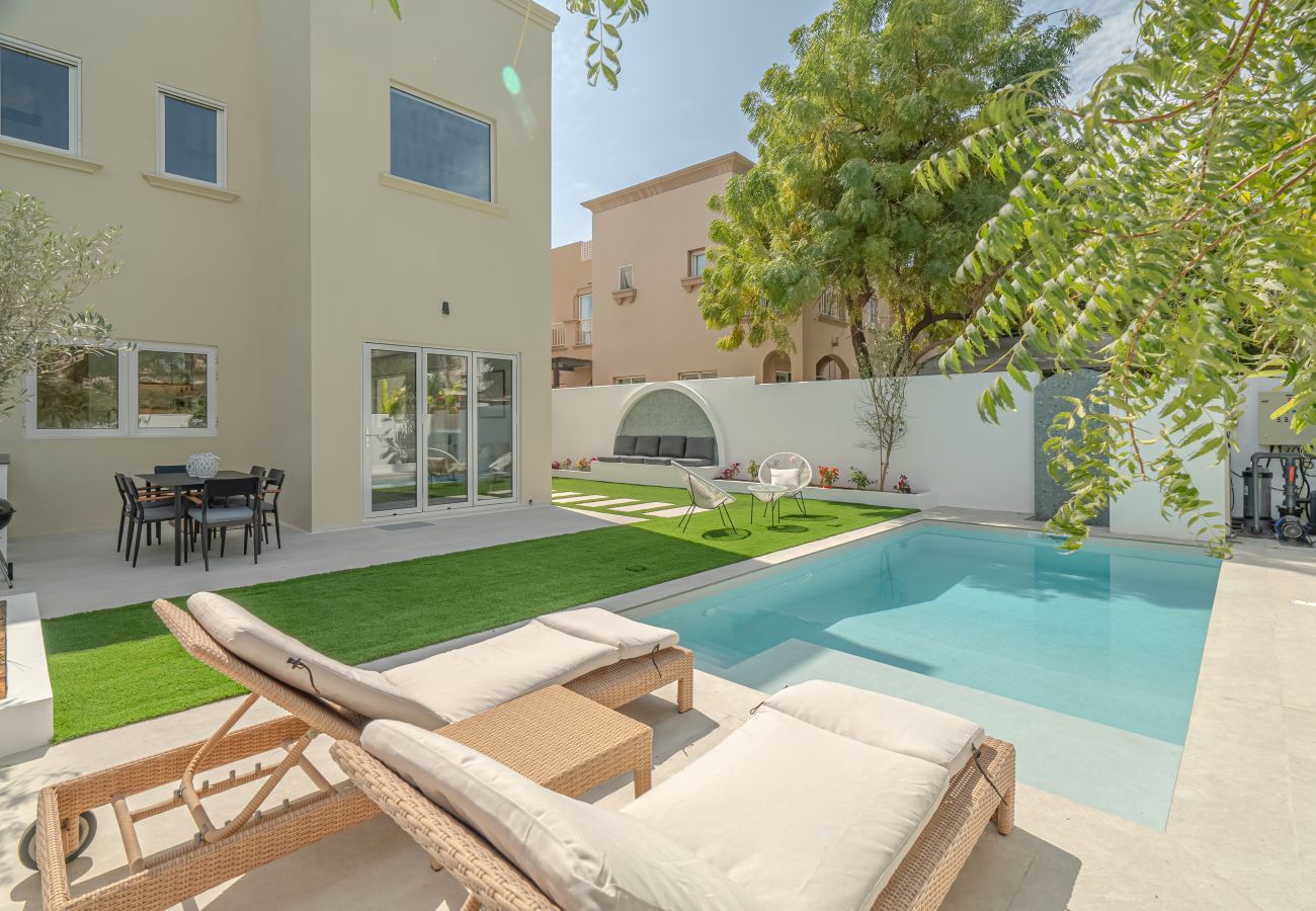 Villa en Dubai - Fully Renovated | Garden and Pool | Brand New