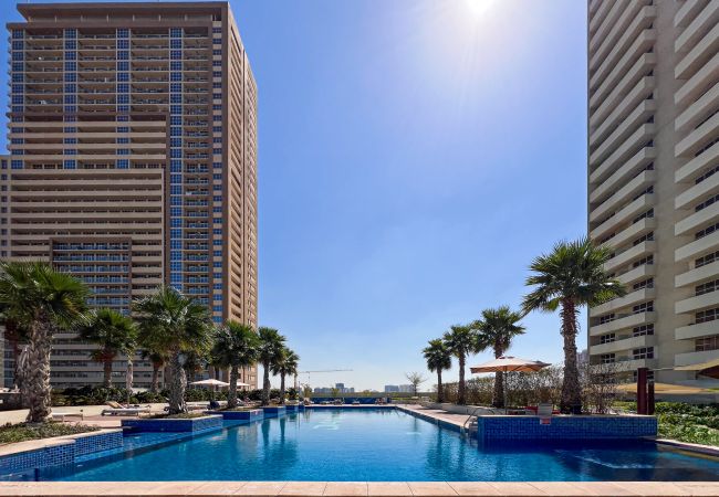 Appartement à Dubai - Nice Pool & City Views | Great Amenities | Chic