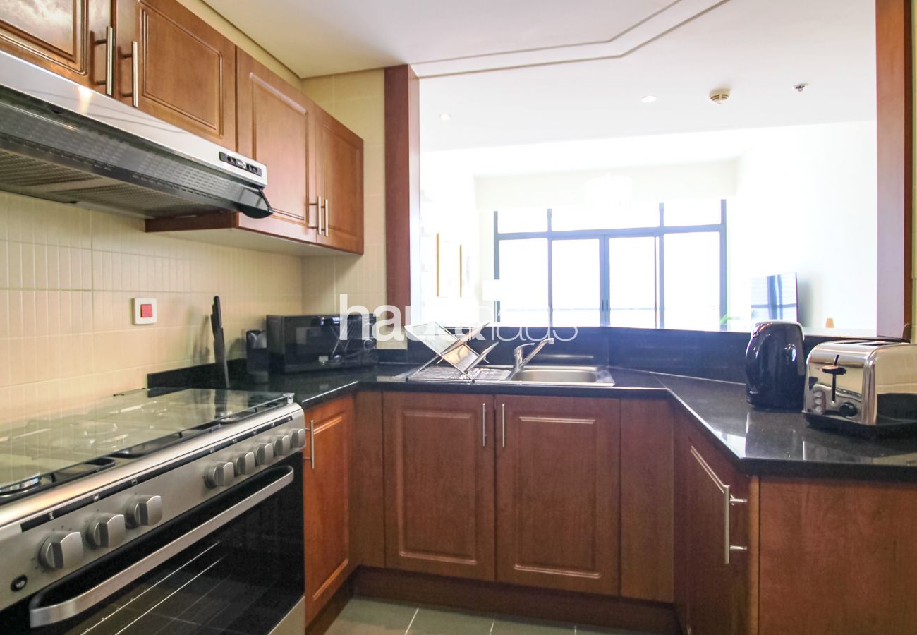 Apartment in Dubai - Cozy | Balcony | Gym and Pool access