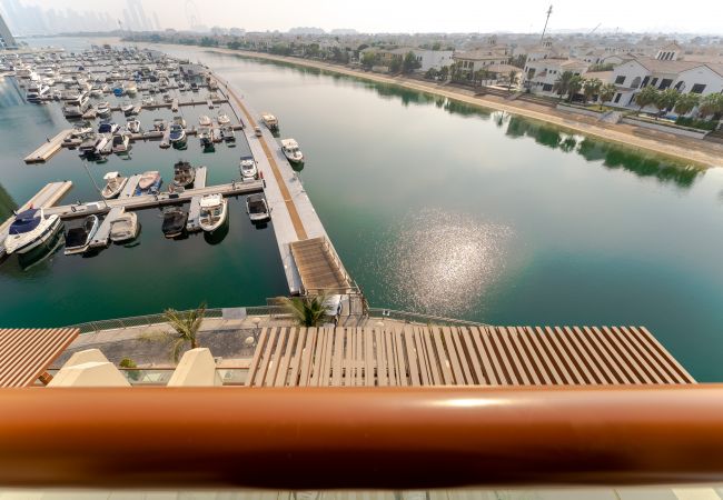 Studio in Dubai - Yacht & Dubai Skyline View | Waterfront Living 