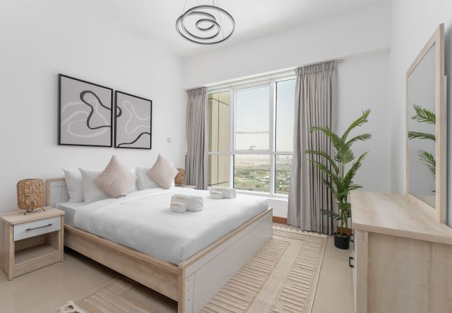 Apartment in Dubai - Huge 3 BR | High-Floor | Tourist Hub