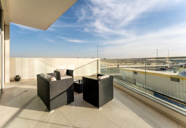 Apartment in Dubai - Near Lake & Golf Course | Spacious Balcony