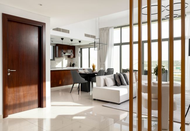 Apartment in Dubai - Near Lake & Golf Course | Spacious Balcony