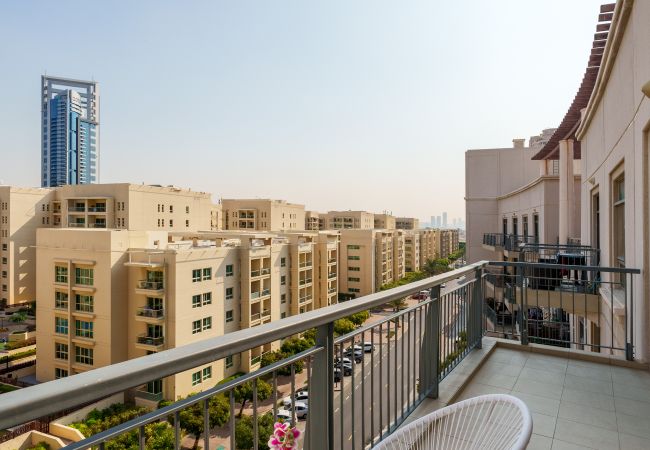 Apartment in Dubai - Vast 1BR | Exquisitely Furnished | Tranquil