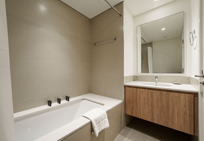 Apartment in Dubai - Spacious 2BR | Nice Facilities | Terrace