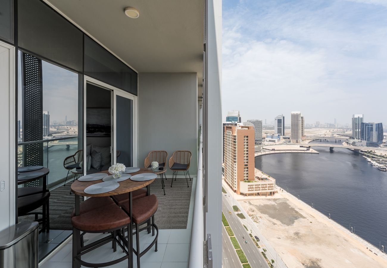 Apartment in Dubai - Charming Dubai Canal View | High Floor | Deluxe