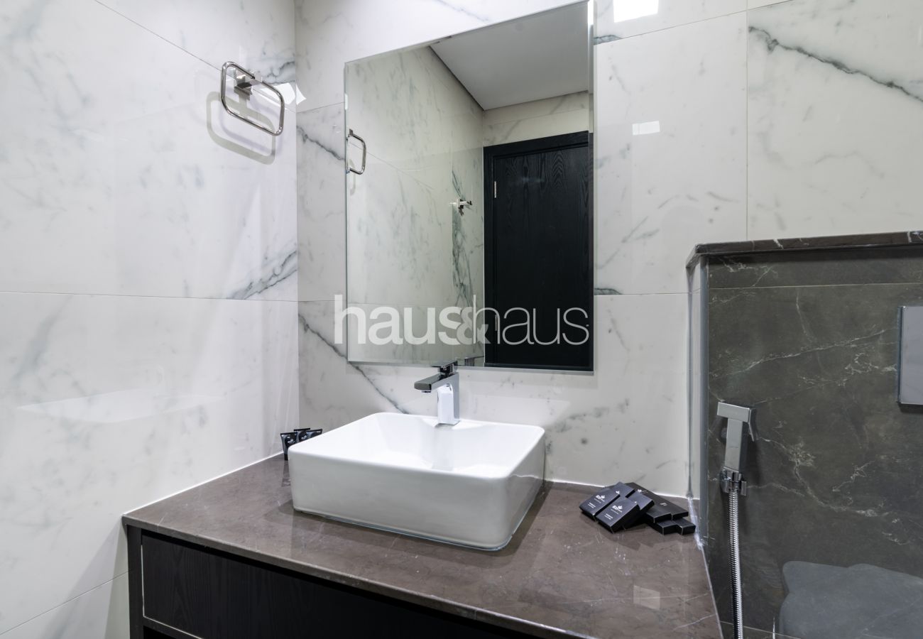 Apartment in Dubai - Charming Amenities View | Tranquil Neighbourhood