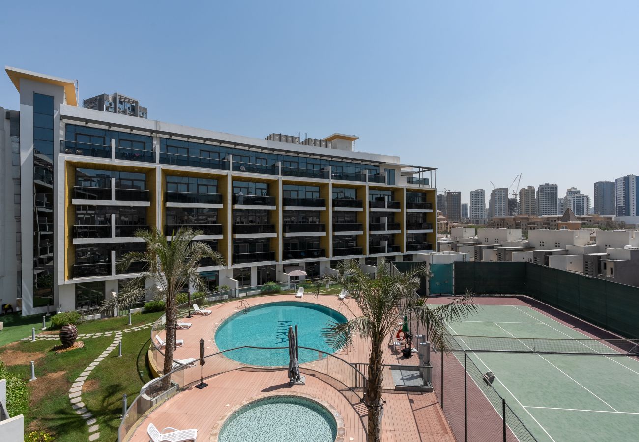 Studio in Dubai - Beautiful Pool View | Next to Circle Mall | Charming 